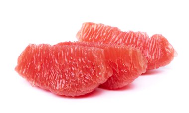 Beyaz arka planda soyulmuş greyfurt dilimi