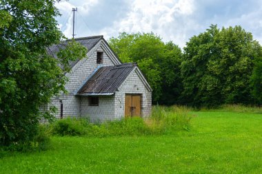 Doğada terk edilmiş eski tuğla bina.
