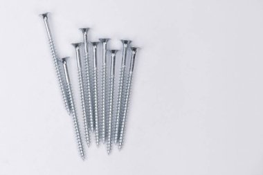 Beyaz arkaplanda yeni uzun vidalar grubu