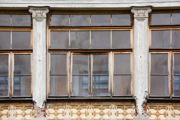 Окна Старого Исторического Здания — стоковое фото