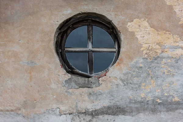Altes Rundfenster Einer Betonwand — Stockfoto