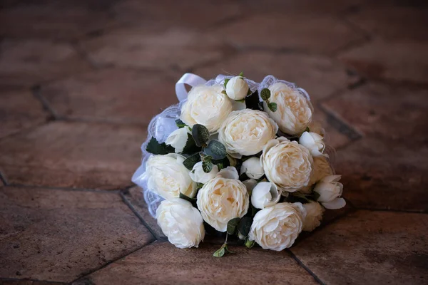 바닥에 장미가 결혼식 꽃다발 — 스톡 사진