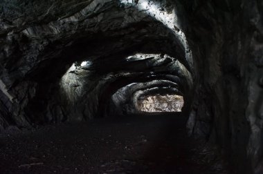 İçerideki kayalık mağaradan giriş.