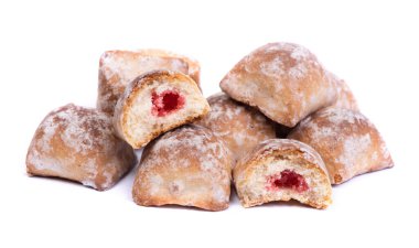 Beyaz arkaplanda izole edilmiş şeker jöleli kare zencefilli ekmek yığını