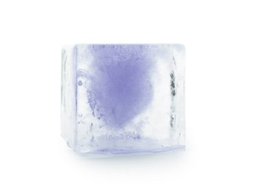 Beyaz arkaplanda izole edilmiş bir buz kütlesi