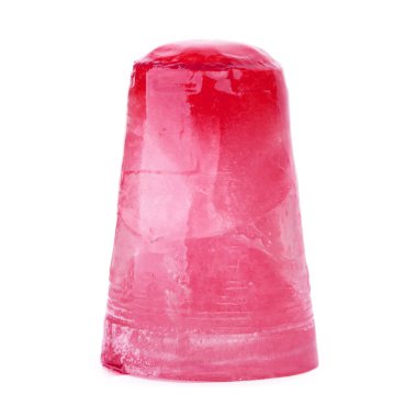 Buz külahı beyaz arkaplanda izole edildi