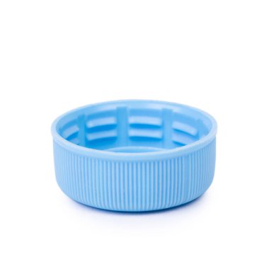 Mavi plastik bardak beyaz arkaplanda izole edilmiş.