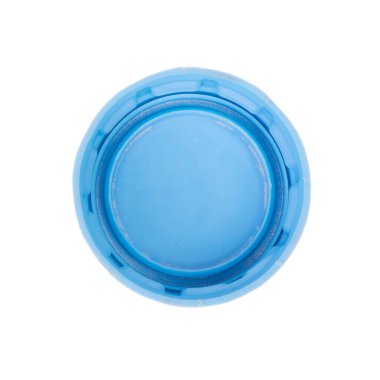 Mavi plastik bardak beyaz arkaplanda izole edilmiş.