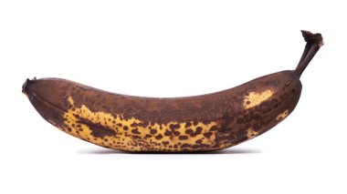 Beyaz arka planda izole edilmiş olgun bir muz.