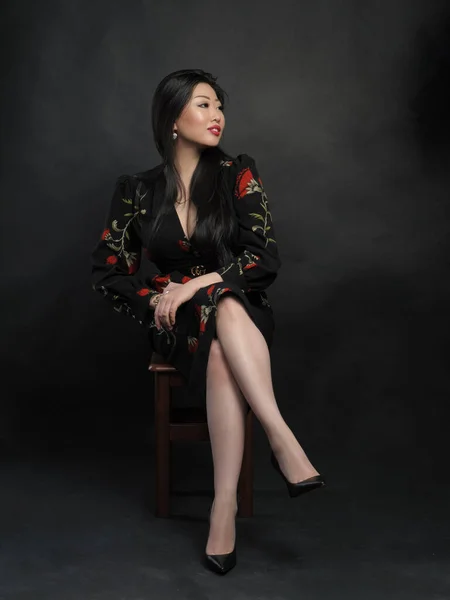 Asiatique Femme Modèle Robe Longue Assis Posant Studio Sur Fond — Photo