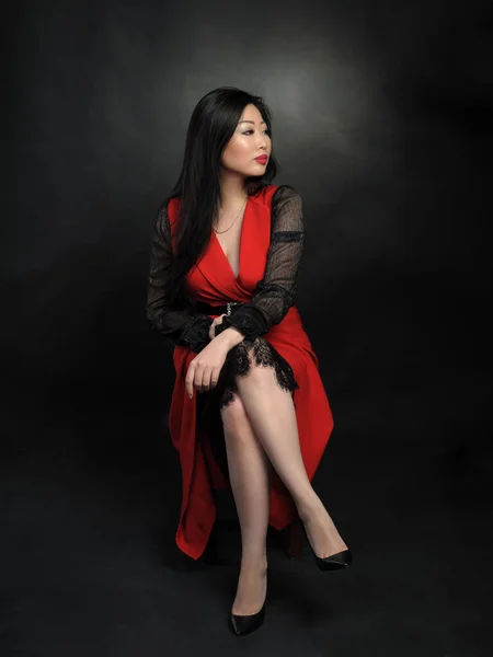 Aziatische Vrouw Model Lange Jurk Zitten Poseren Studio Zwart Achtergrond — Stockfoto