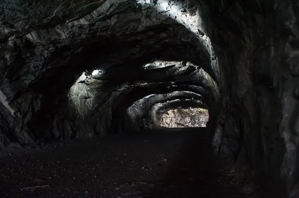 내부에 동굴로 들어가는 — 스톡 사진