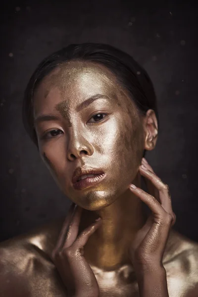 Stüdyoda Altın Yağlı Boyalı Genç Asyalı Kadının Güzel Portresi — Stok fotoğraf