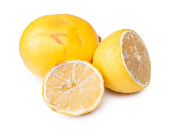白い背景に単離されたこぼれたレモン — ストック写真
