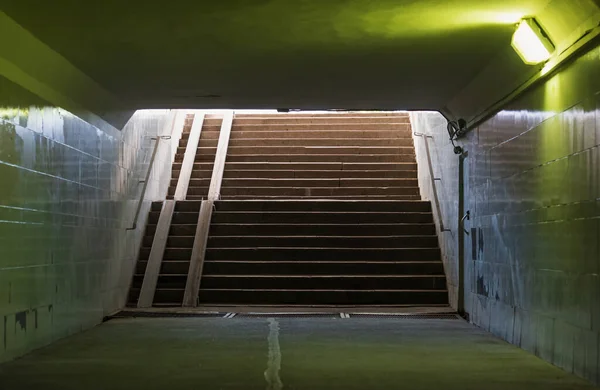 Alt Geçitteki Merdiven Şehir Caddesine Çıkış — Stok fotoğraf
