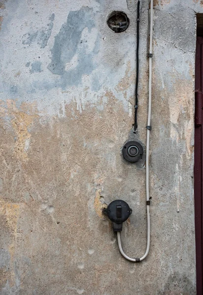 Nahaufnahme Der Alten Kaputten Eingangsglocke Mit Alten Drähten Der Wand — Stockfoto