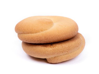 Ortasında reçel olan yuvarlak bisküvi grubu beyaz arkaplanda izole edilmiş.