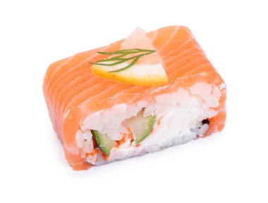 Beyaz arka planda kırmızı balıklı bir suşi rulosu.