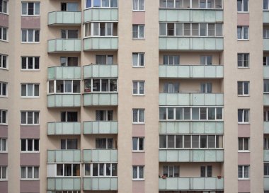 Pencereleri ve balkonları olan çok katlı Rus konutlarının tipik ön cephesi