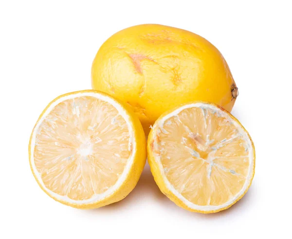 Beyazlar Üzerinde Izole Edilmiş Bozulmuş Limonlar — Stok fotoğraf