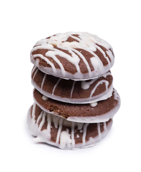 一组巧克力饼干 在孤立的背景上撒满了白冰 — 图库照片