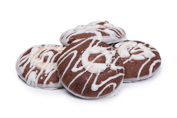 丸みを帯びたチョコレートクッキーのグループは 孤立した背景に白いアイシングで霧雨 — ストック写真