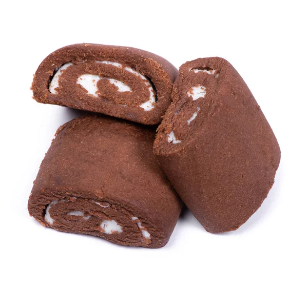 Beyaz arka planda izole edilmiş kısa çikolata ruloları.