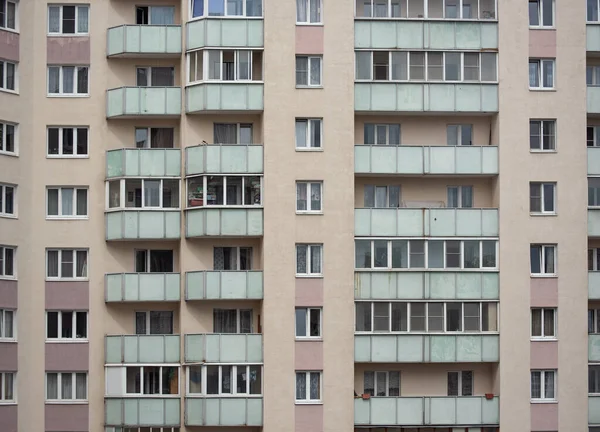 Fachada Típica Edifício Residencial Vários Andares Russo Com Janelas Balcões — Fotografia de Stock