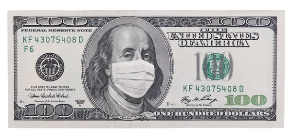 接近美国纸币100美元与本杰明富兰克林头戴口罩 Covid 19大流行病 重大金融或经济危机 免版税图库照片