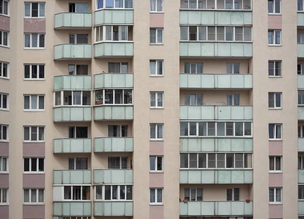 带有窗户和栏杆的俄罗斯多层住宅建筑的典型立面 免版税图库照片