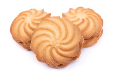 Beyaz arkaplanda reçel dolgulu spiral bisküvi grubu