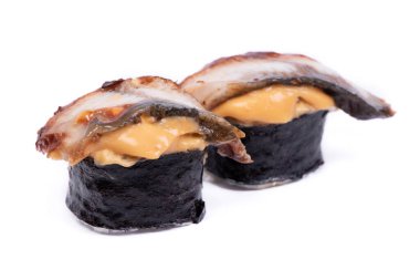 Japon yemekleri, beyaz arka planda izole edilmiş bir grup suşi.