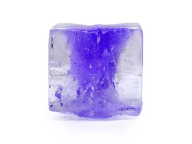 Beyaz arkaplanda izole edilmiş bir buz kütlesi