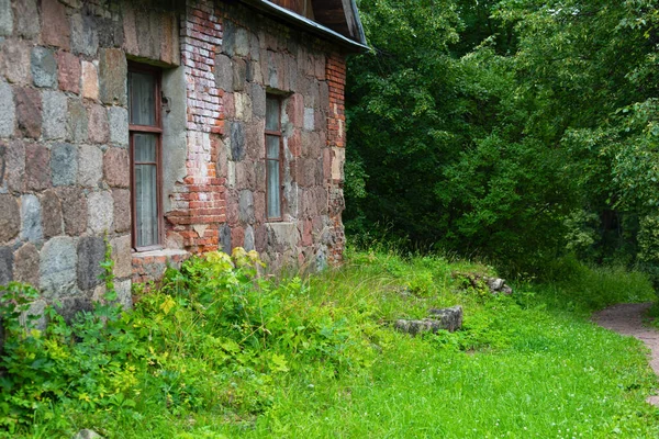 Altes Verlassenes Backsteingebäude Mitten Der Natur — Stockfoto