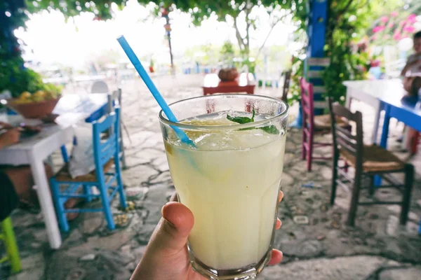 Tenendo Vetro Limonata Fatta Casa — Foto Stock