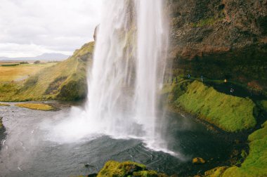 Seljalandsfoss, yan görünüm