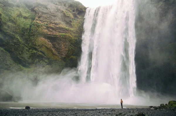 Erstaunliche Skogafoss Wasserfalllandschaft Mit Einem Mann Der Allein Steht — Stockfoto