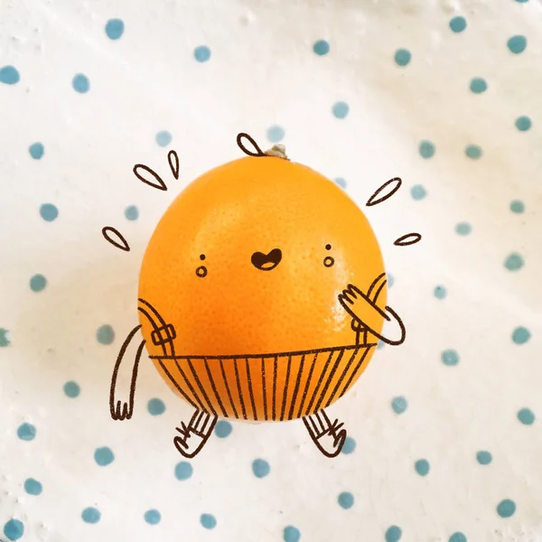 Щасливий маленький помаранчевий персонаж — стокове фото