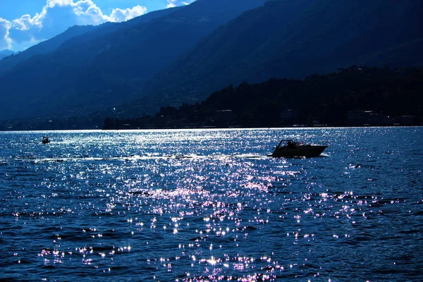 Βουνό Λίμνη Ήλιος Αντανάκλαση Νερό Βράχια Φύση Άγρια Πανόραμα Ορίζοντας — Φωτογραφία Αρχείου