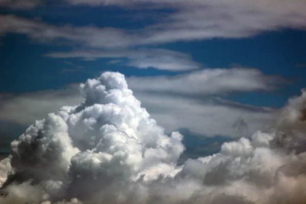 Небо Облаками Пушистый Ландшафт Дикой Природы Высоте — стоковое фото