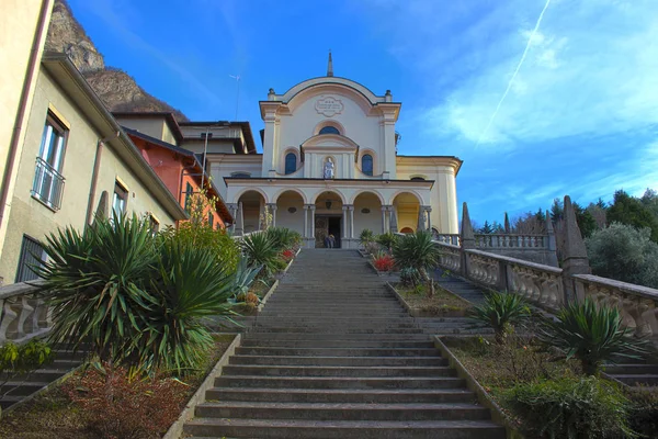 Kilise Gökyüzü Bulutlar Dağ — Stok fotoğraf