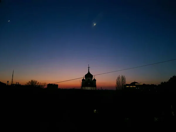 Silhuett av gamla kyrkan på natthimlen och solnedgång bakgrund — Stockfoto