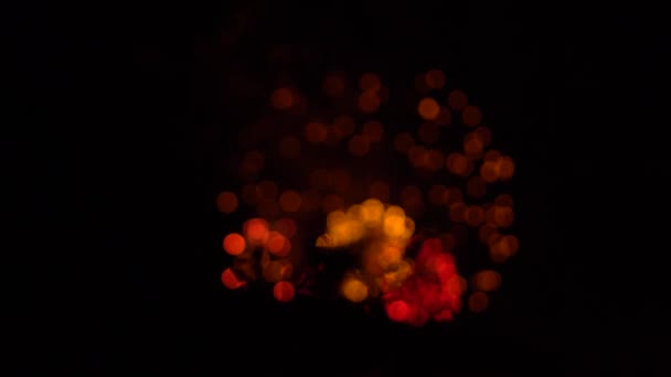 Fuegos artificiales rojos y dorados con efecto bokeh y óptico. Fondo de vacaciones — Vídeo de stock