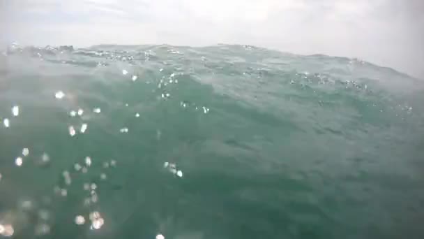 海水で泳ぐ男視点 — ストック動画