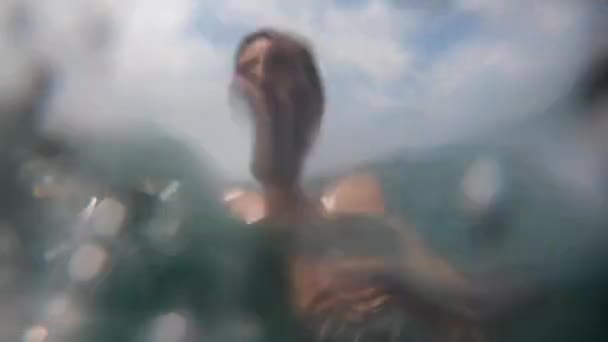 Uomo appena nuotare in acqua di mare con le onde nella giornata di sole POV — Video Stock