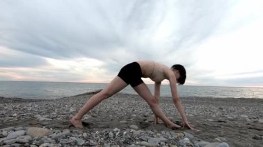 Kafkas sportif kadın tropik okyanusun deniz kıyısında yoga yapıyor. Sağlıklı yaşam tarzı. Fitness konsepti.