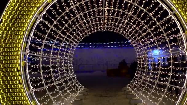 Luces de Navidad arco túnel de entrada al mercado de Navidad — Vídeo de stock