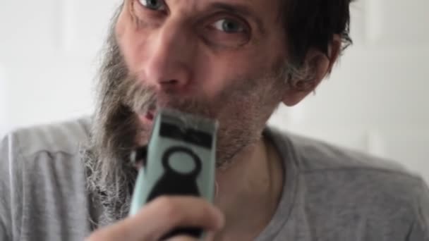 Lange half grijze baard man van middelbare leeftijd scheert snor en haar op het gezicht linkerkant — Stockvideo
