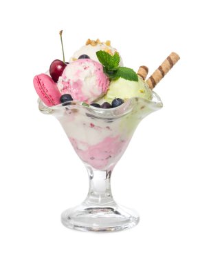 Taze meyveleri ve cam vazoda beyaz arka plan üzerinde izole gofret sopa ile farklı dondurma topları.