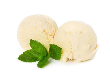 İki top vanilyalı dondurma ile taze nane yaprakları üzerinde izole beyaz arka plan.